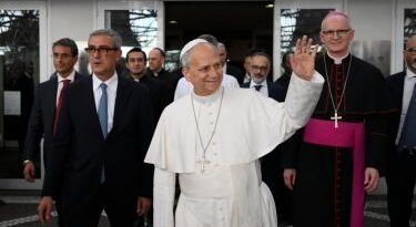 Papa León XIV sale del hospital - RR Noticias