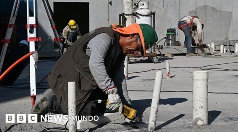 Por qué Chile enfrenta una crisis económica con récord de desempleo en medio de las políticas de austeridad de Kast - BBC News Mundo