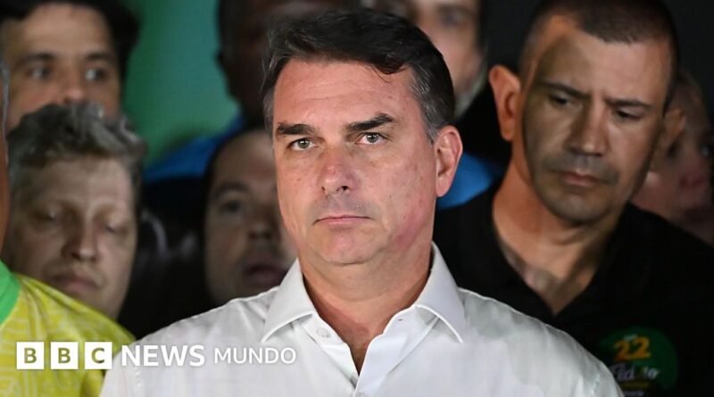 Por qué la justicia brasileña ordenó a Flávio Bolsonaro entregar sus pasaportes (y el misterio sobre su paradero) - BBC News Mundo