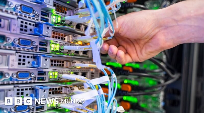 Qué es la fotónica y cómo puede lograr que los centros de datos de la IA consuman menos agua y energía   - BBC News Mundo