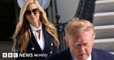 Quién es Katie Zacharia y por qué su designación como secretaria de prensa de Trump ha generado controversia - BBC News Mundo