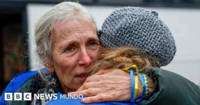 Refugiados ucranianos se reúnen con sus familias luego de estar años atrapados en territorio ocupado por Rusia - BBC News Mundo