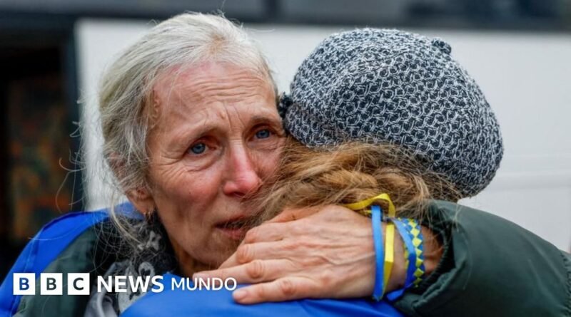 Refugiados ucranianos se reúnen con sus familias luego de estar años atrapados en territorio ocupado por Rusia - BBC News Mundo
