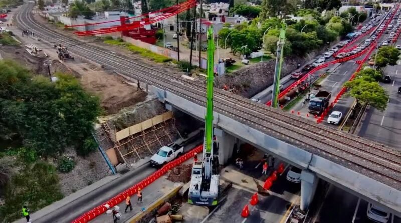 Tren provoca daños en bardas y viviendas de Querétaro - RR Noticias