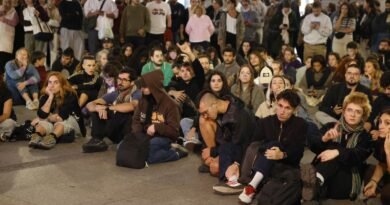 Última hora de las elecciones generales, en directo | La acampada de Sol guarda un minuto de silencio por Maricarmen EL PAÍS