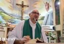 Un sacerdote muere tras caerle encima un enorme crucifijo durante una misa que estaba transmitiendo en vivo en Ecuador - BBC News Mundo