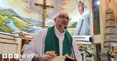 Un sacerdote muere tras caerle encima un enorme crucifijo durante una misa que estaba transmitiendo en vivo en Ecuador - BBC News Mundo