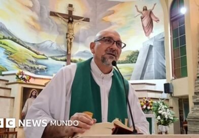 Un sacerdote muere tras caerle encima un enorme crucifijo durante una misa que estaba transmitiendo en vivo en Ecuador - BBC News Mundo