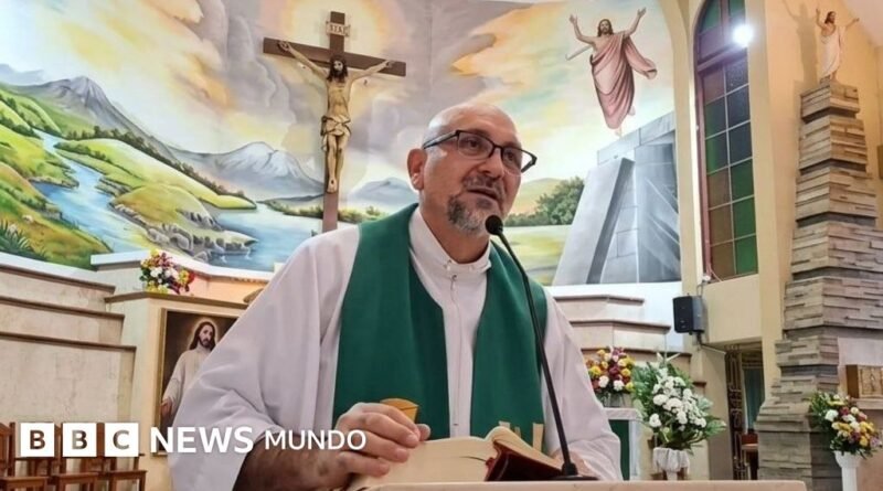 Un sacerdote muere tras caerle encima un enorme crucifijo durante una misa que estaba transmitiendo en vivo en Ecuador - BBC News Mundo