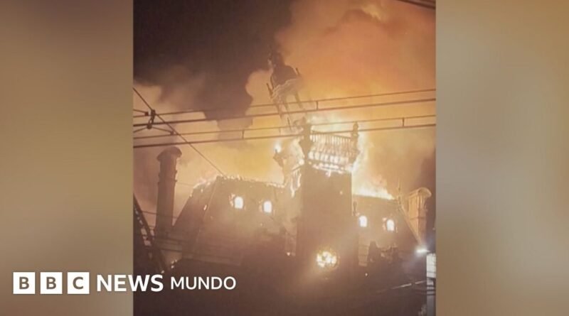 Video: El momento en que la torre de un histórico ayuntamiento francés se derrumba en llamas en medio de las protestas - BBC News Mundo